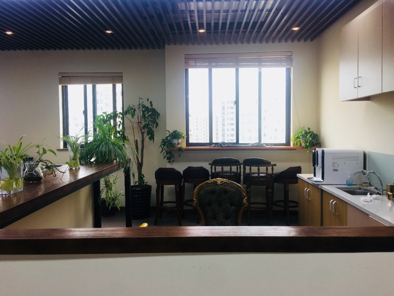 闵行区虹桥德必易园出租95平米带遗留装修办公室