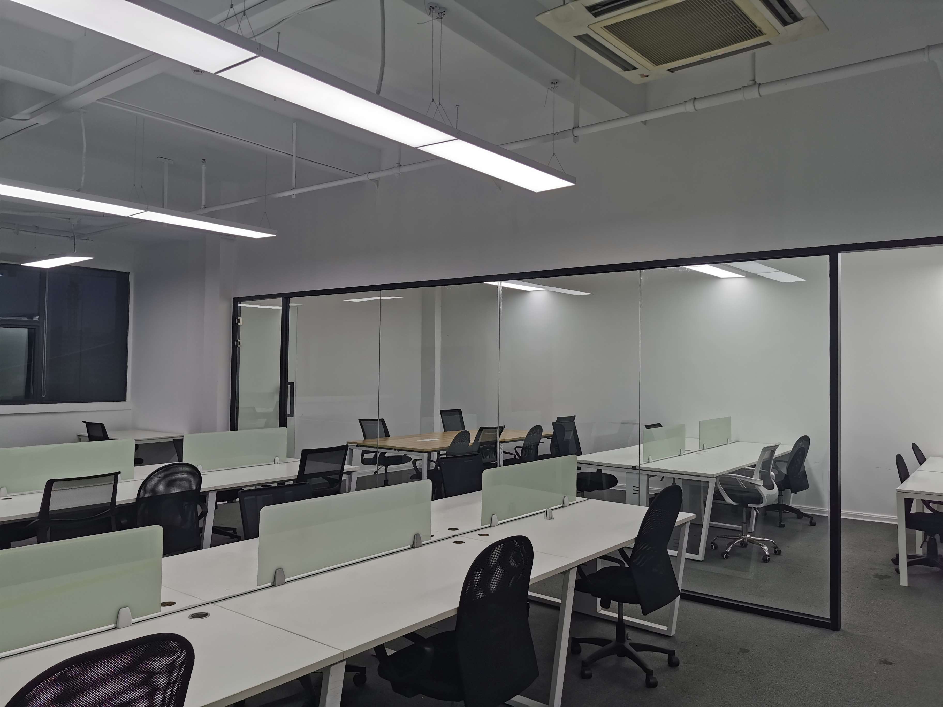 闵行区虹桥德必易园出租445平米带装修家具办公室