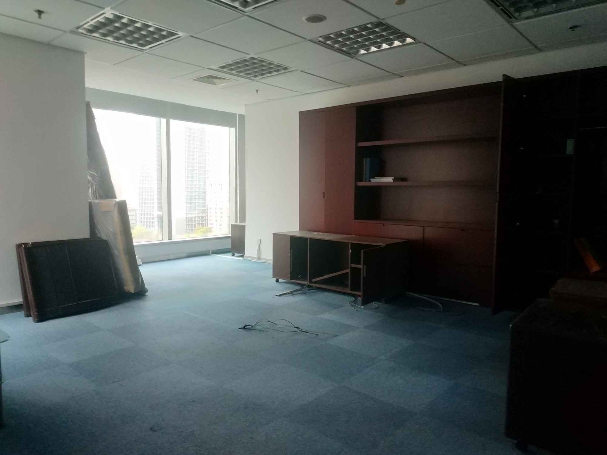 浦东新区新上海国际大厦出租380平米带遗留装修办公室