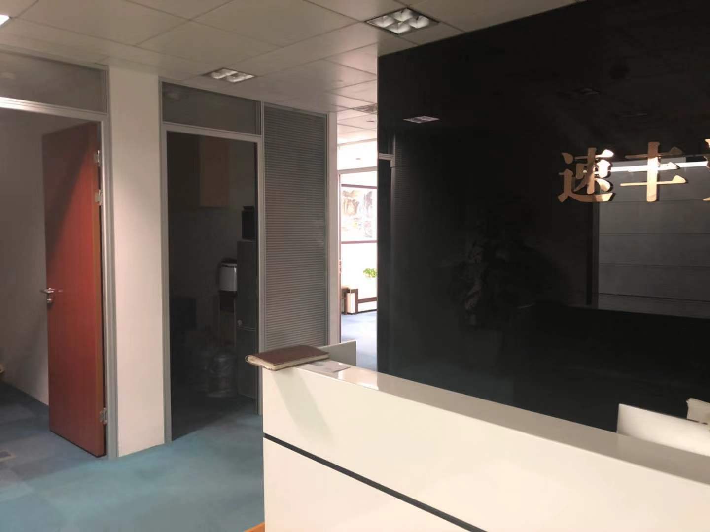 浦东新区金茂大厦出租105平米带装修家具办公室