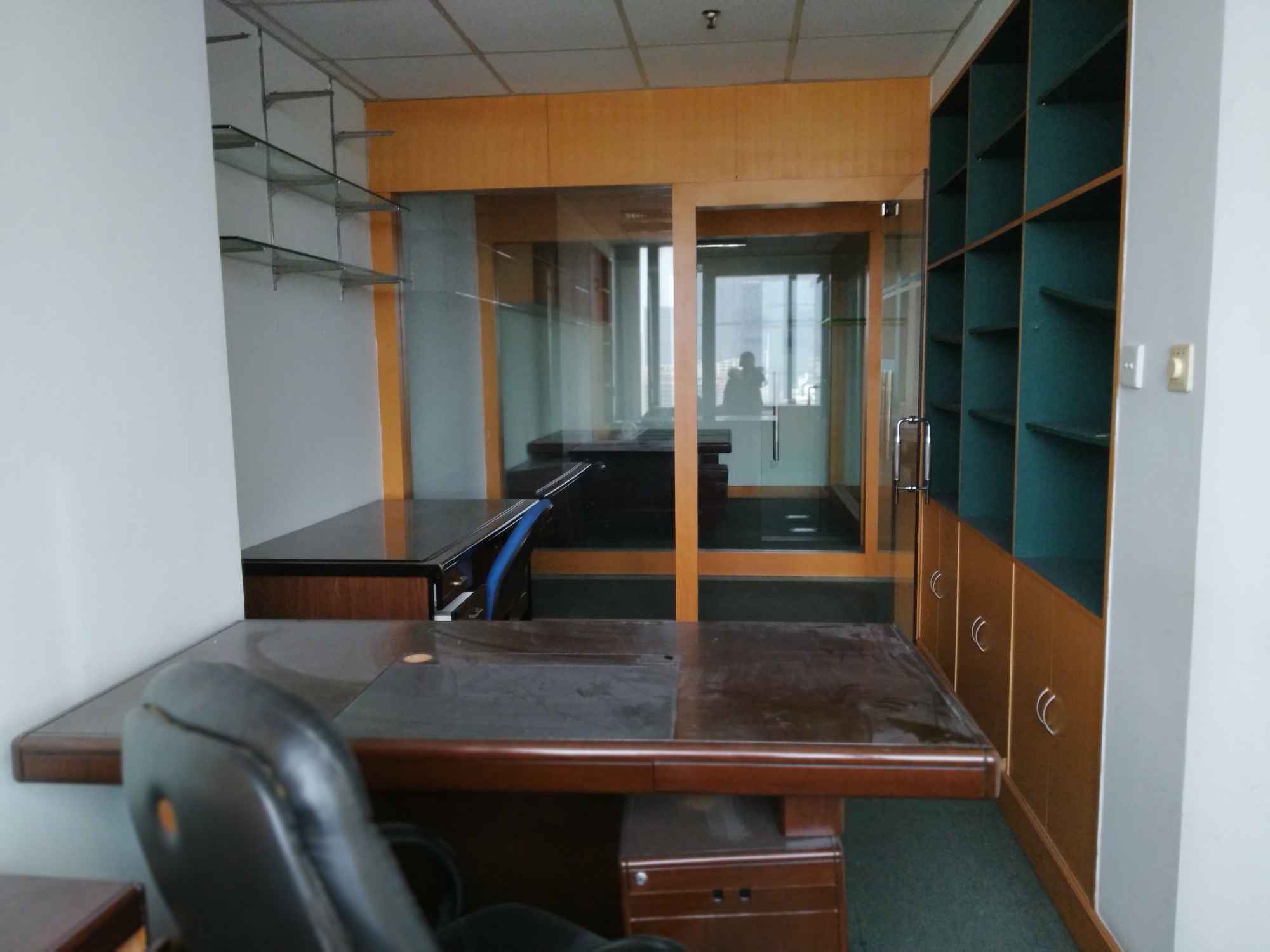 浦东新区世界广场出租993平米带遗留装修办公室