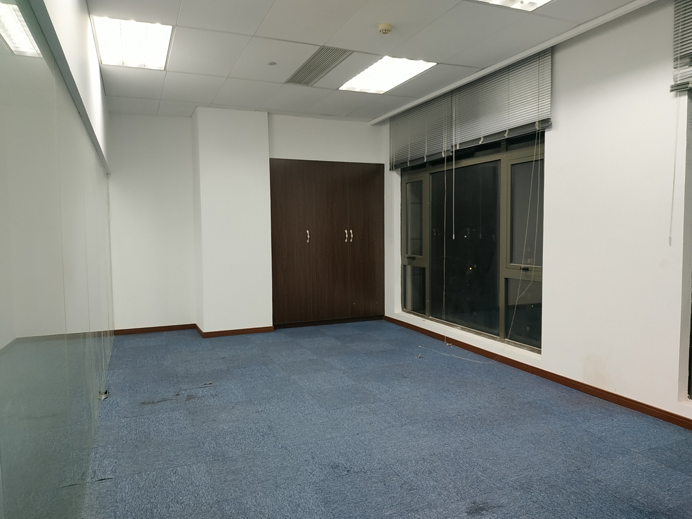 浦东新区中港汇浦东出租702平米带遗留装修办公室