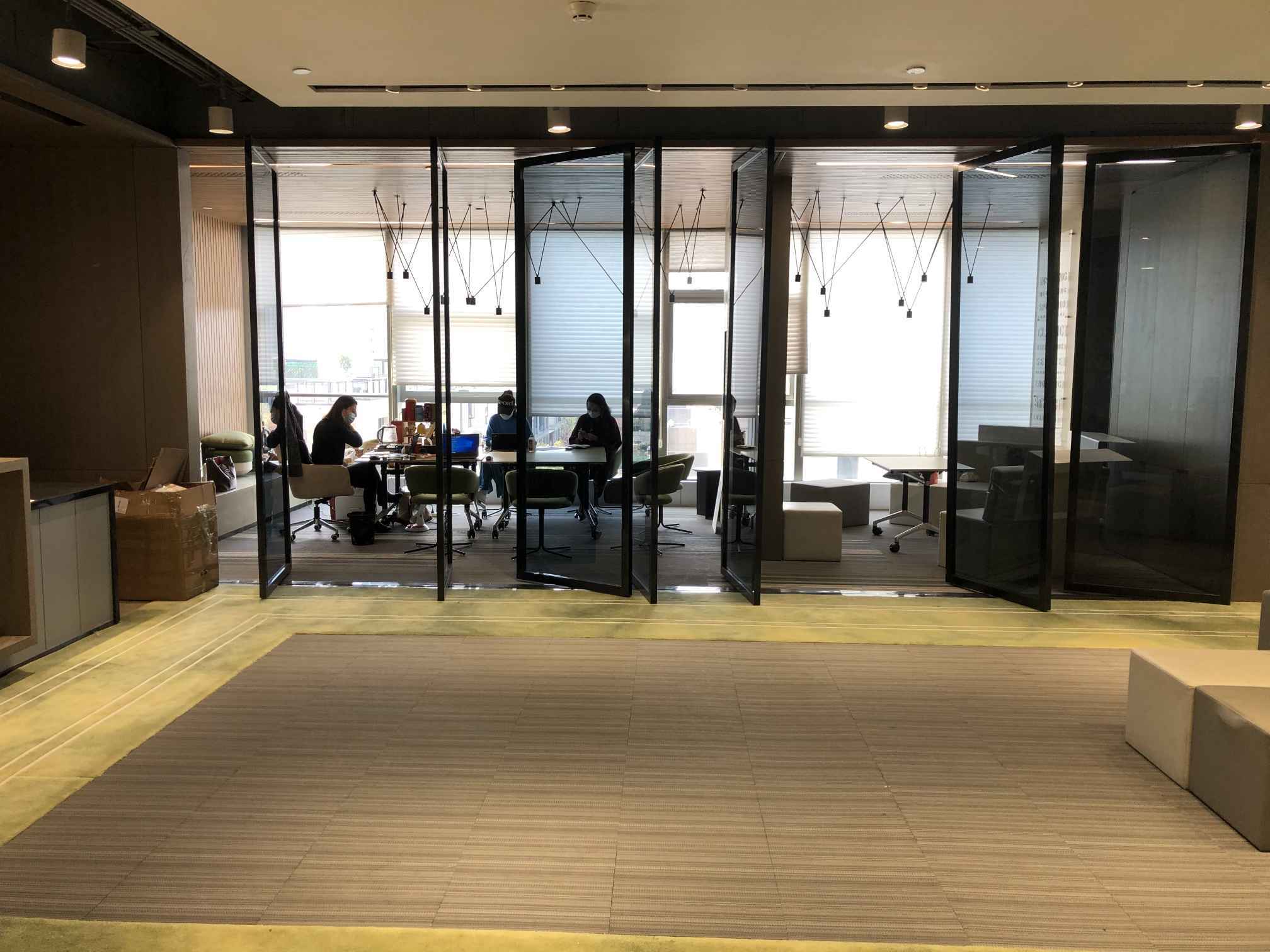 浦东新区LCM置汇旭辉广场出租180平米带遗留装修办公室