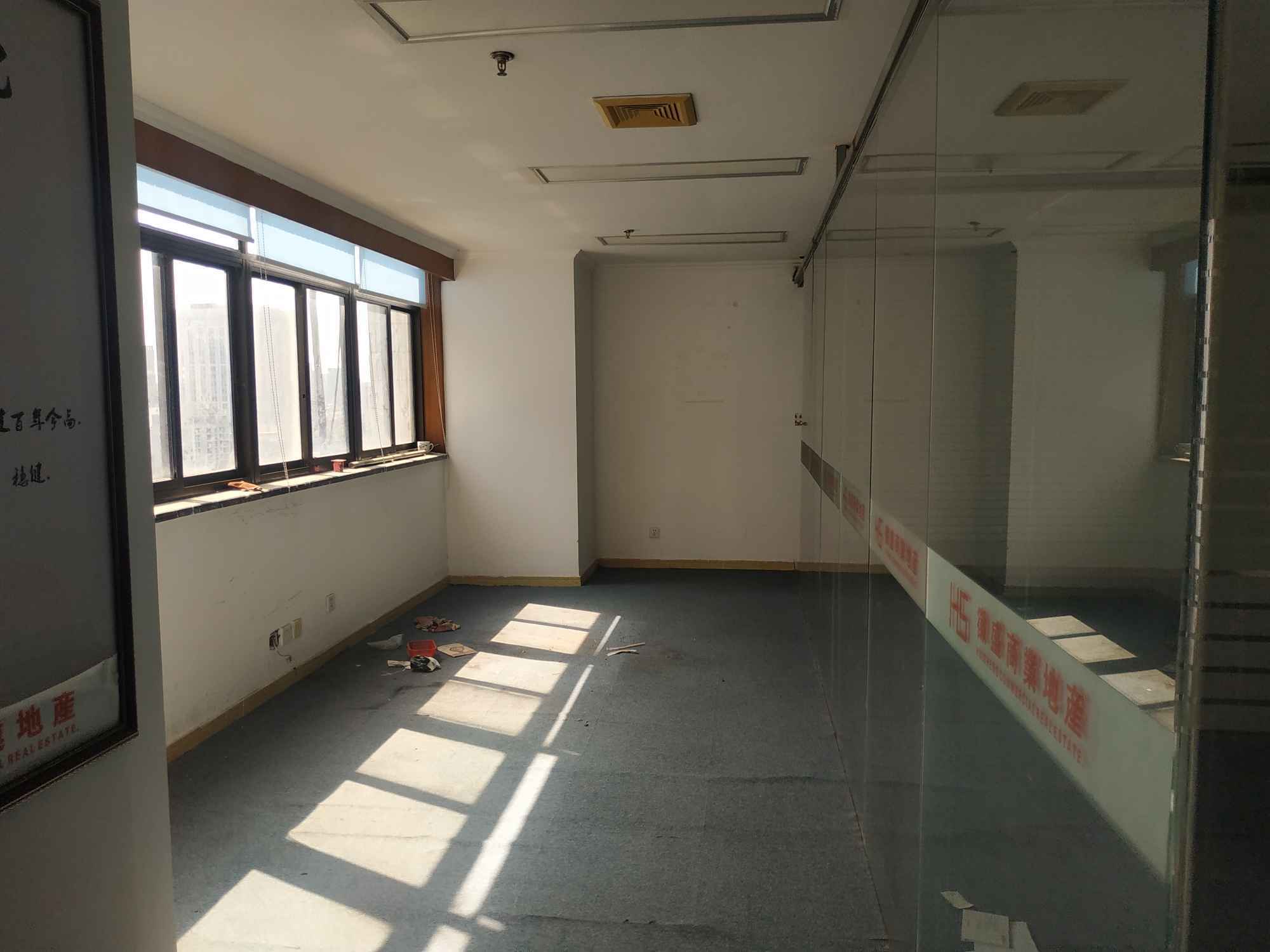 浦东新区由由燕乔大厦出租186平米带遗留装修办公室