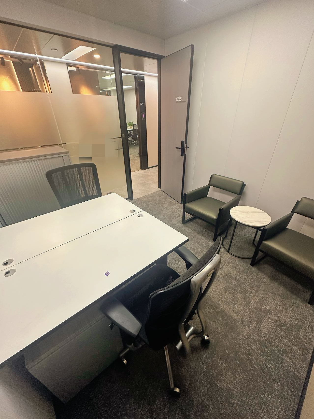 仲益大厦出租性价比4人间共享办公室，精装修出租带家具，现房精装修