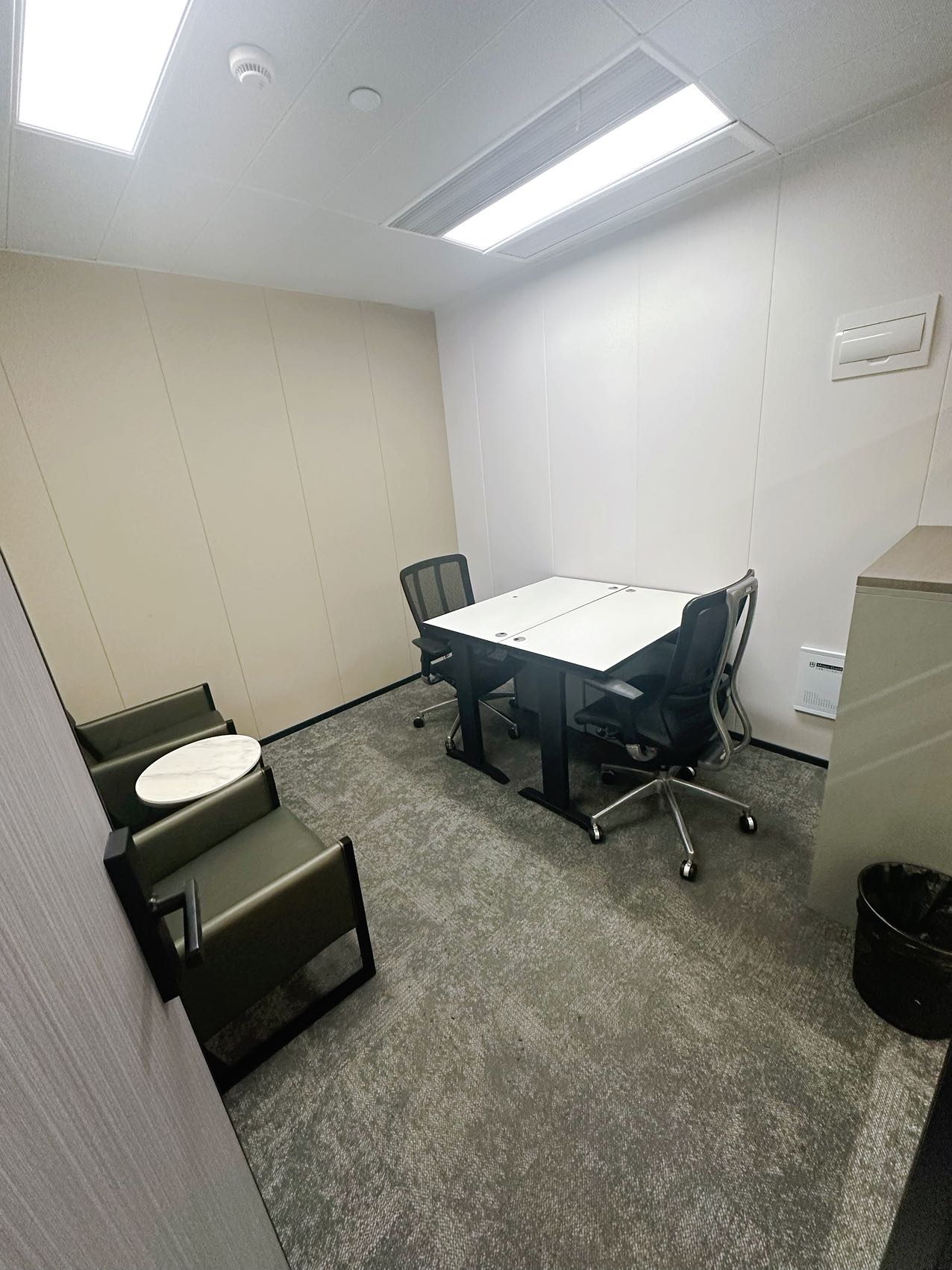 仲益大厦出租性价比4人间共享办公室，精装修出租带家具，现房精装修